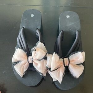 Black Flip Flop Style Sandals with Pink Bows size 40 - US size 9 women’s